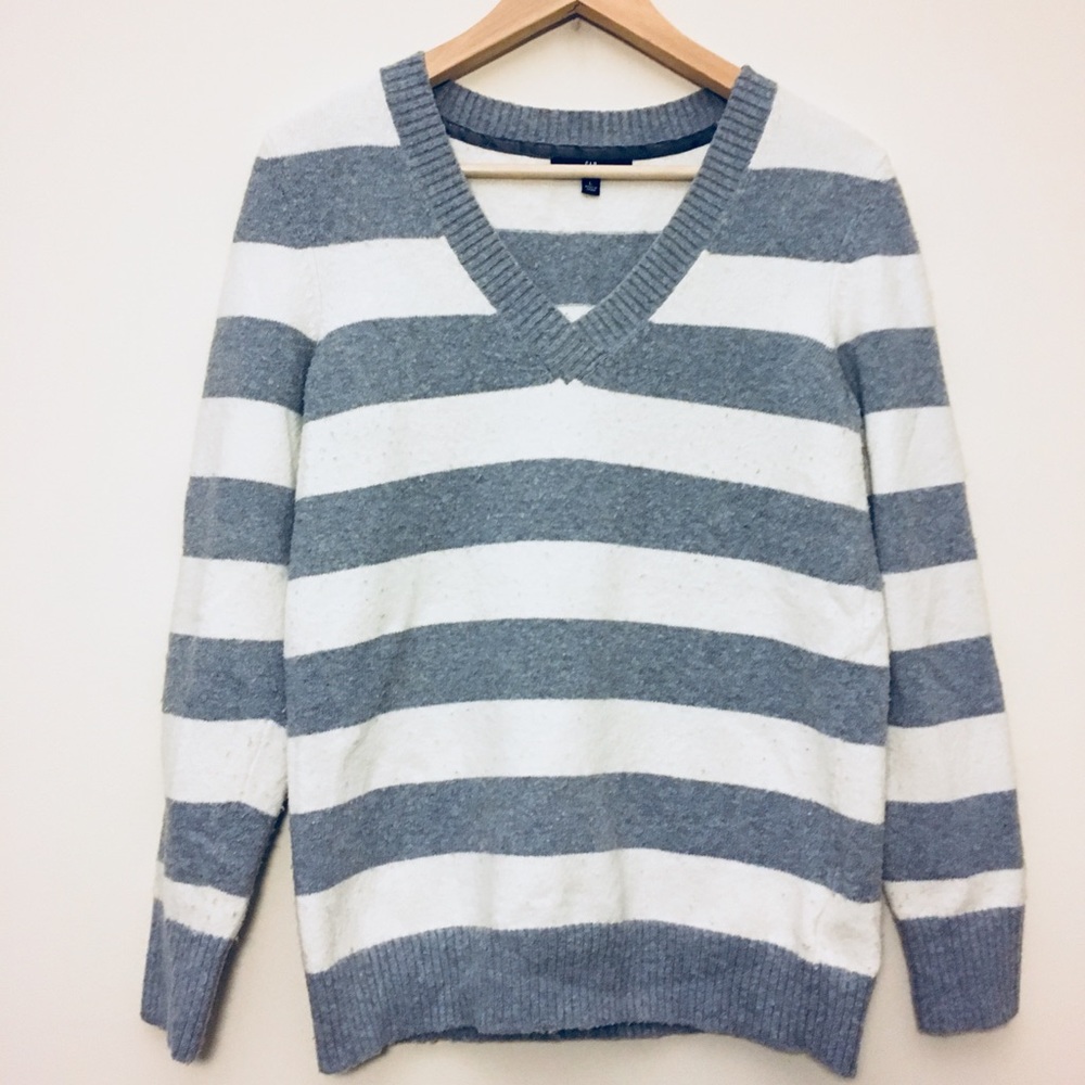 Gap | Gray and White V-neck Sweater